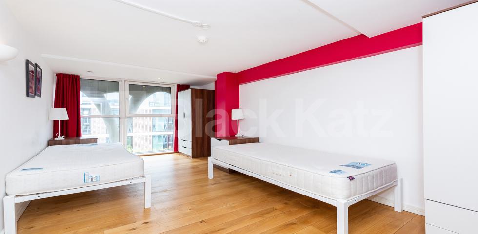 			3 Bedroom, 2 bath, 1 reception Apartment			 Farringdon Road EC1R, CLARKENWELL / FARRINGDON